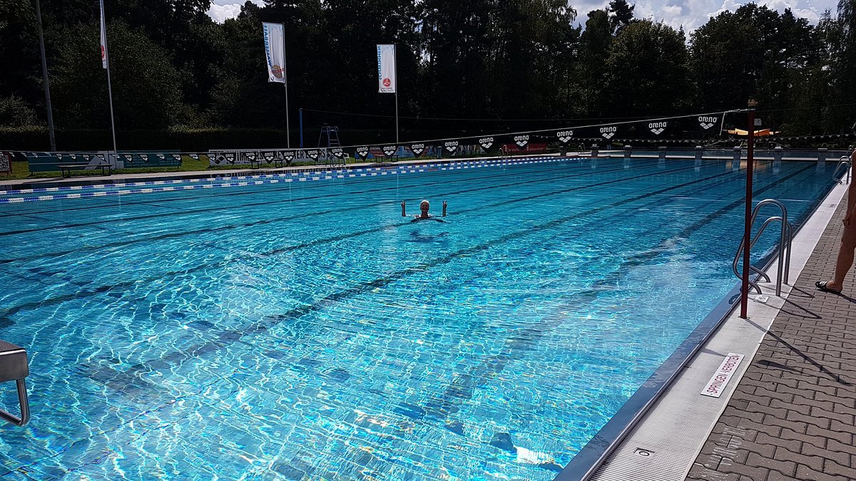 🏊 1. FCN 야외 수영장 '클룹바트'